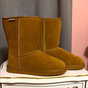 BearPaw 8in Hickory Suede Boots